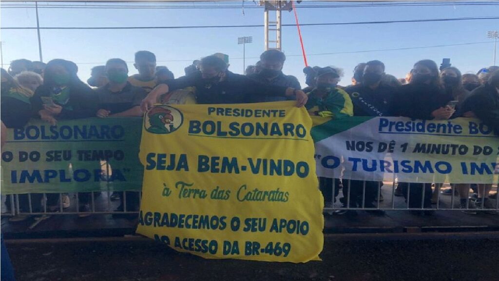 Bolsonaro é ovacionado durante visita a Foz do Iguaçu