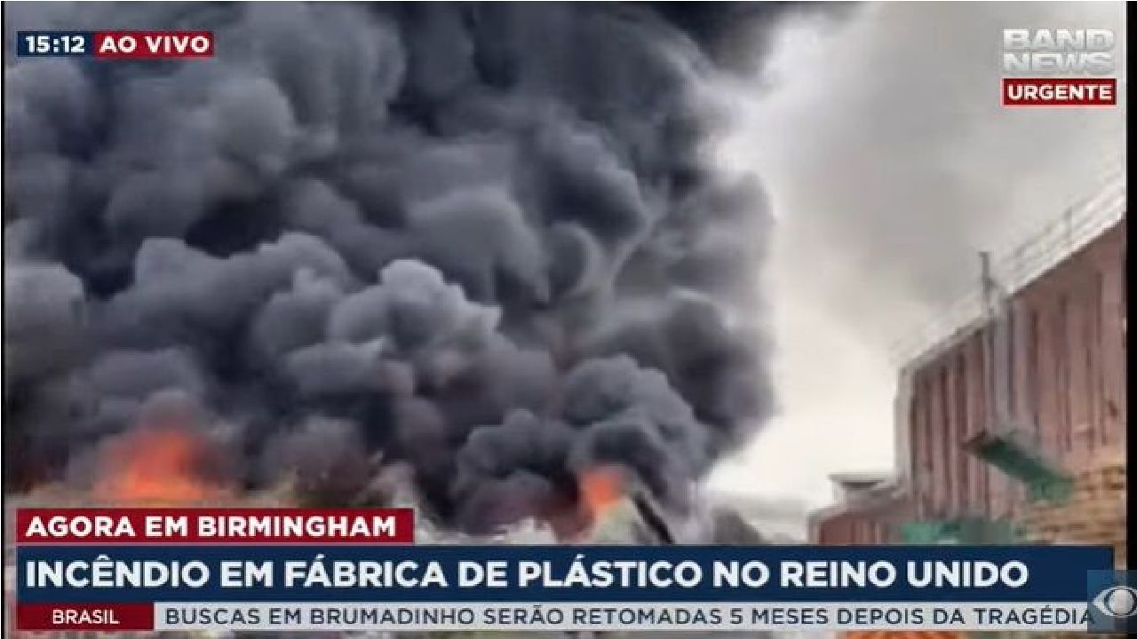 Urgente: Incêndio destrói fábrica de plástico no Reino Unido