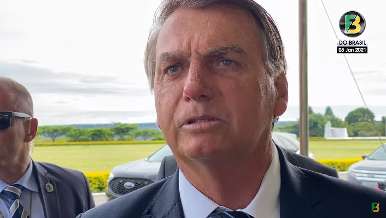 Bolsonaro expõe incoerência de Rodrigo Maia se unindo ao PT: “Pelo poder água e óleo se misturam”