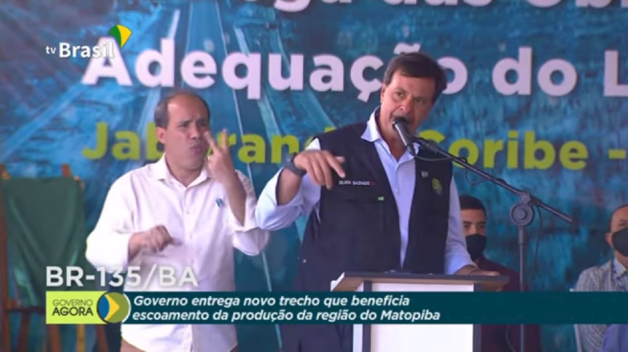 Ministro ao Lado de Bolsonaro "Não Conseguem Conviver com um Presidente que Não Tolera a Corrupção!"