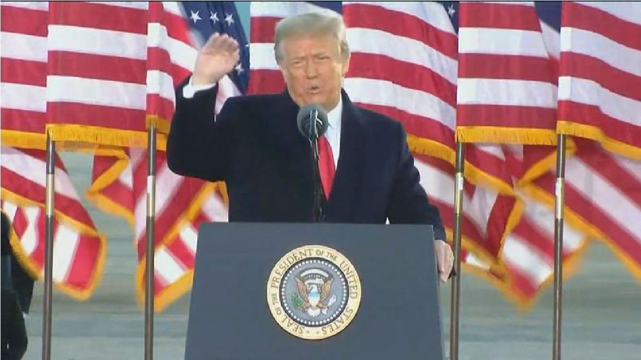 "Nós voltaremos de um jeito ou de outro", diz Trump em último discurso como presidente