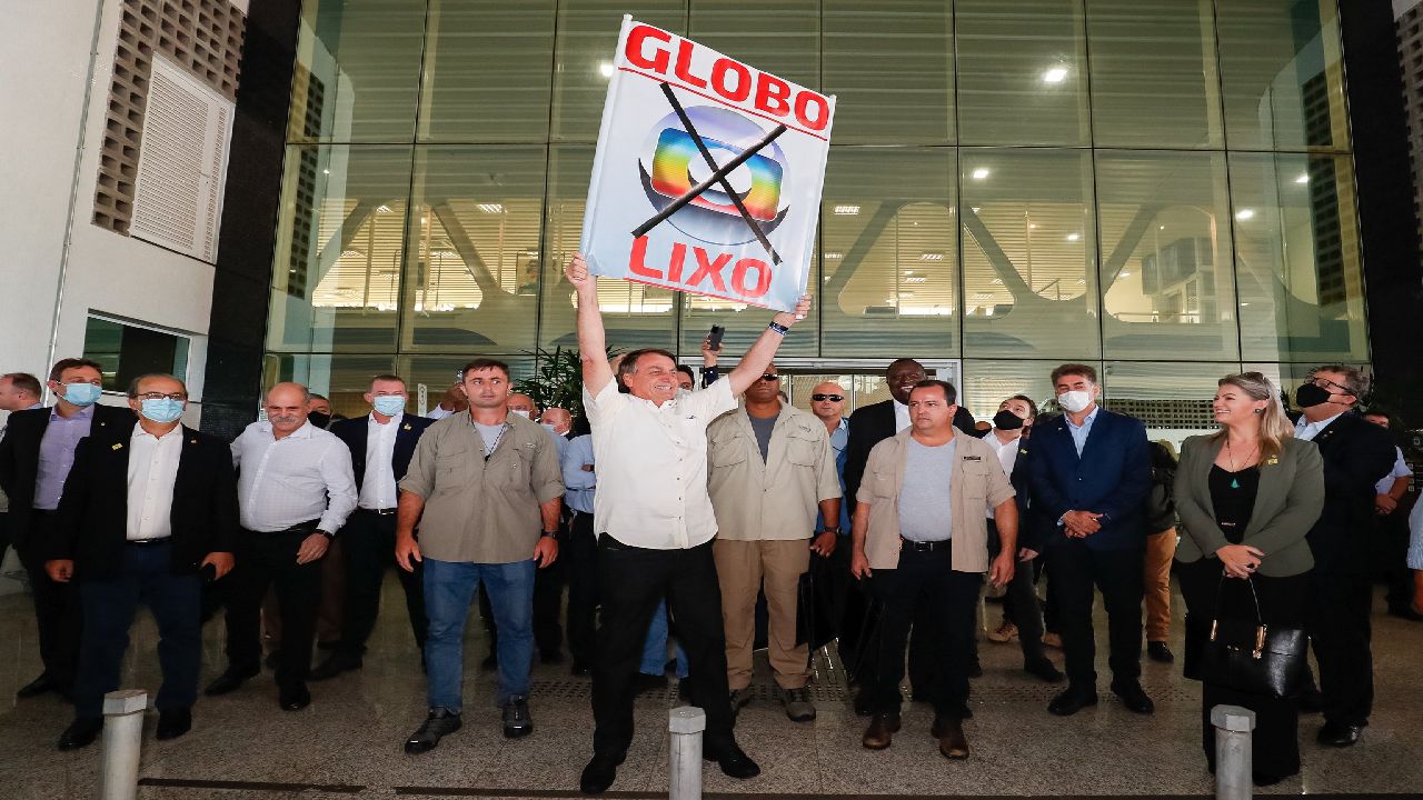 Bolsonaro levanta cartaz escrito "Globo Lixo" e é ovacionado por apoiadores no Paraná