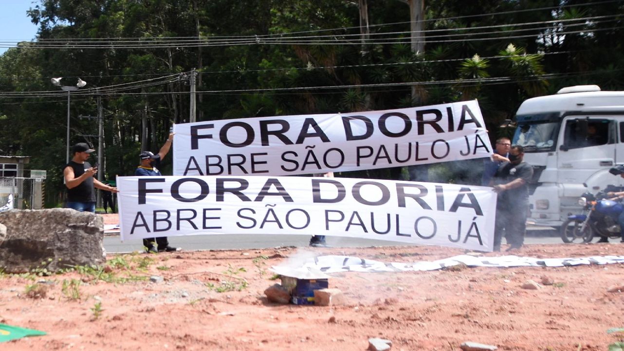 Em São Paulo, caminhoneiros fazem protesto em rodovia estadual e pedem Fora Doria