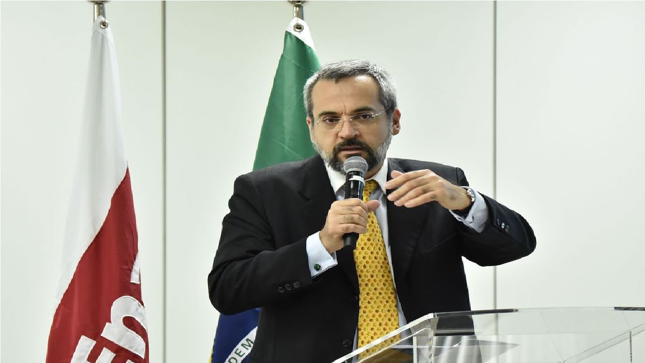 Ex-ministro Abraham Weintraub ganha processo contra site esquerdista "Brasil 247"