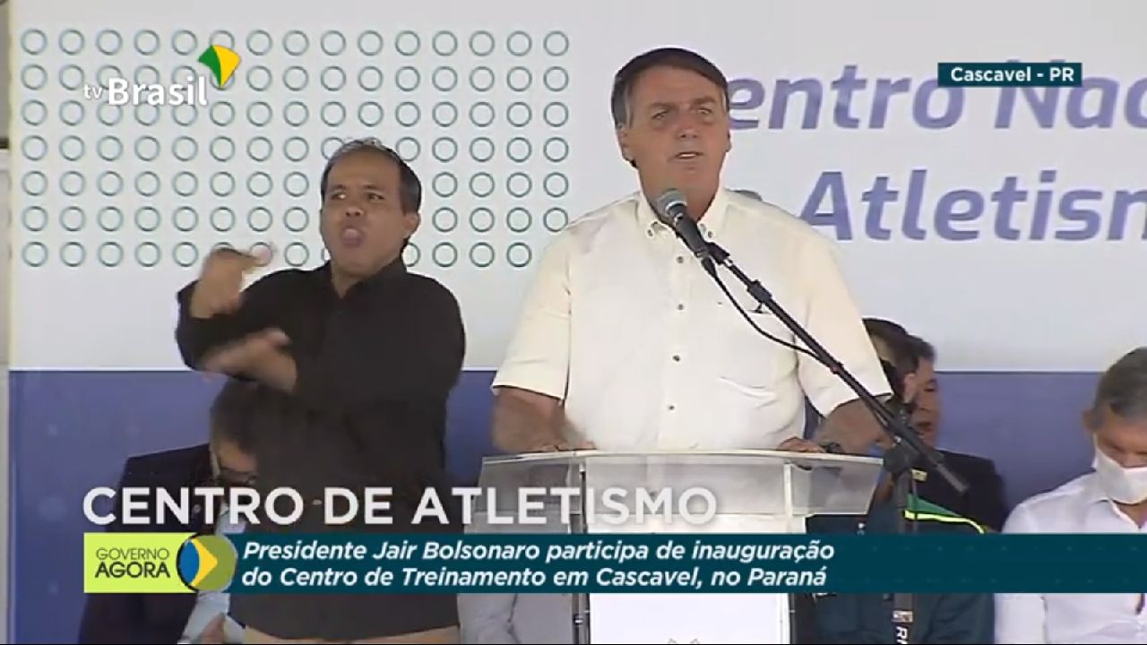 "O melhor social que a gente pode dar para o povo é educação e trabalho" diz Bolsonaro