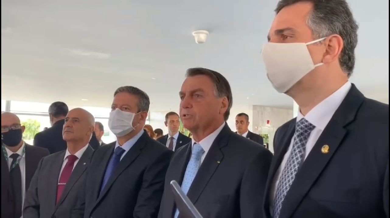 Presidente Bolsonaro se encontra com novos presidentes da Câmara e do Senado