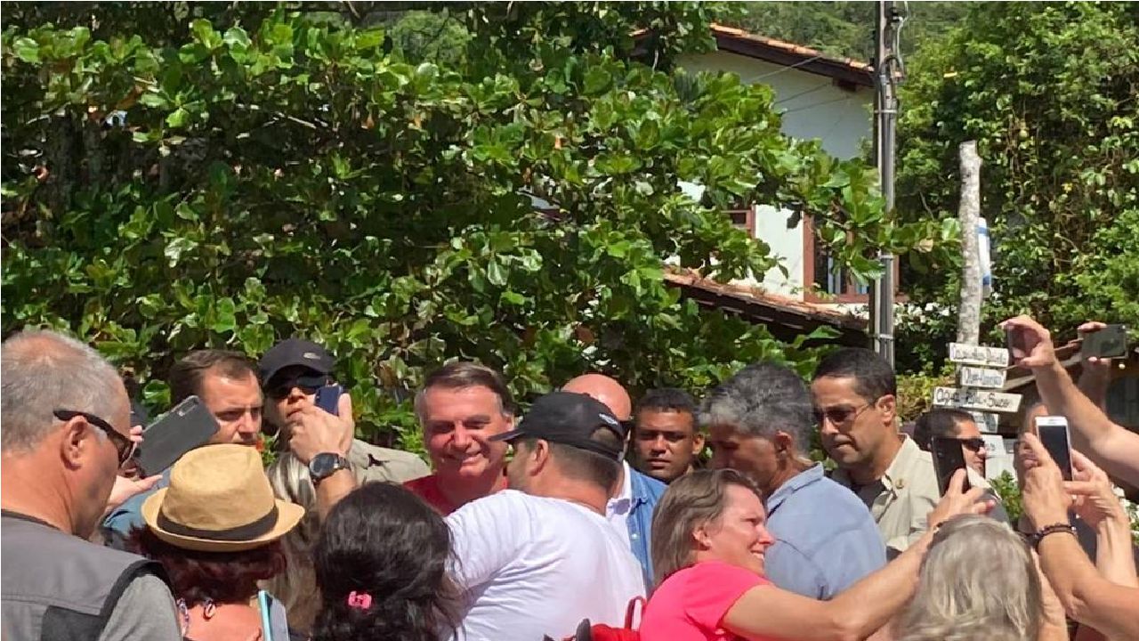 Presidente Bolsonaro sobre decreto de armas: “O povo está vibrando”