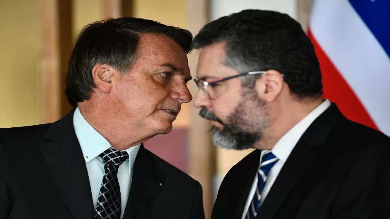 Bolsonaro envia Ernesto Araújo para Israel a fim de avaliar spray