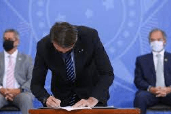 Presidente Bolsonaro assina MP que libera R$ 5,3 bilhões para combater a pandemia