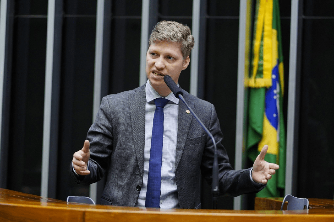 Van Hattem rebate petista, escancara crimes de Lula e exige impeachment de ministros do STF