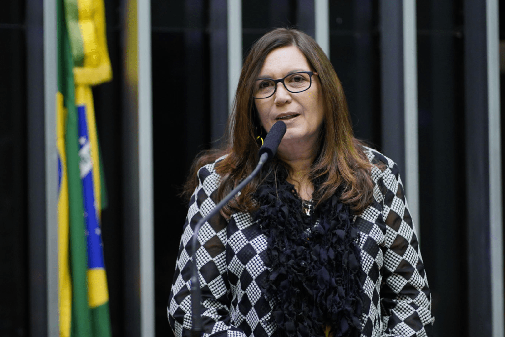 Bia Kicis reage e confronta após petista insultar e atacar o presidente Bolsonaro