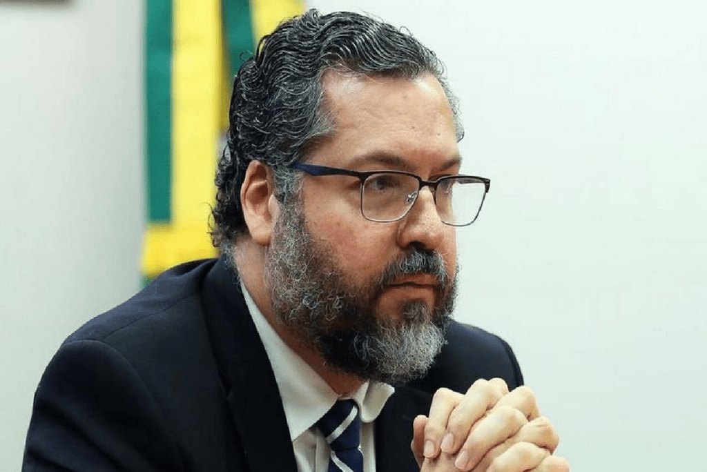 Após pressão do Congresso Nacional, Ernesto Araújo pede demissão
