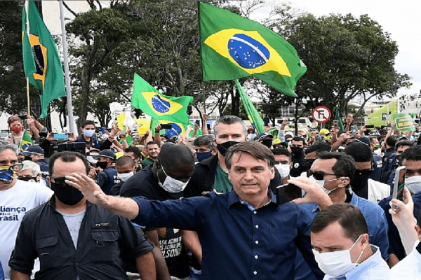 Bolsonaro sobre tomar providência: "Aguardando o povo dar uma sinalização"
