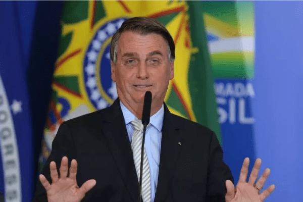 "Não sou ditador", diz Bolsonaro após reclamações sobre estados e municípios