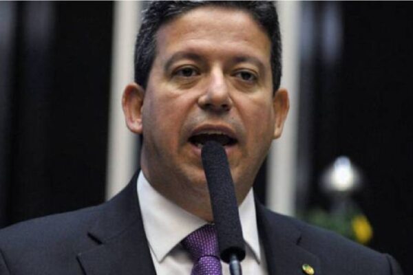 Líder do governo pede que Lira anule ida de Braga Netto à Câmara