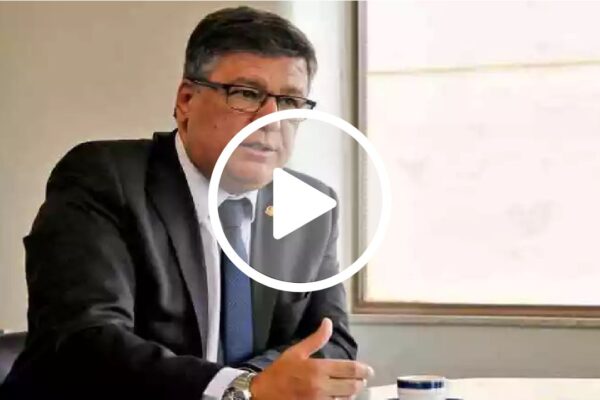 Senador Carlos Viana defende impeachment de Barroso