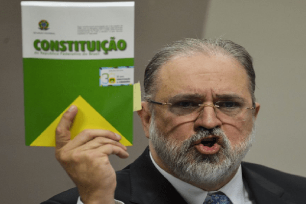 PGR pede que Fux tire das mão de Gilmar Mendes decisões sobre cultos e mande para Kassio Nunes