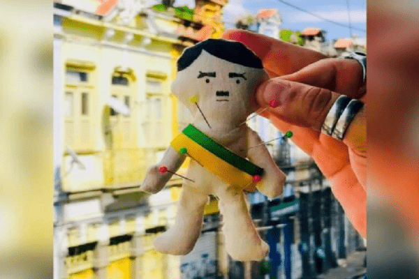 Em mais um ato de ódio da esquerda, bar cria boneco vodu do presidente Jair Bolsonaro