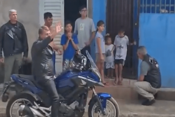 Bolsonaro é filmado ao visitar comunidade durante passeio de moto e publica vídeo