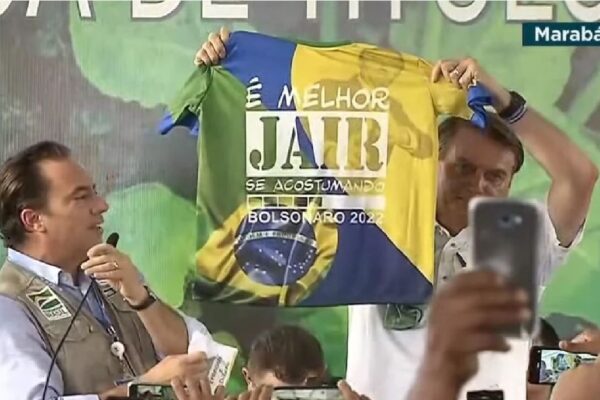 Presidente exibe camisa: "É melhor Jair se acostumando. Bolsonaro 2022"