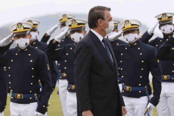 Presidente participa da entrega de espadins na Escola Naval