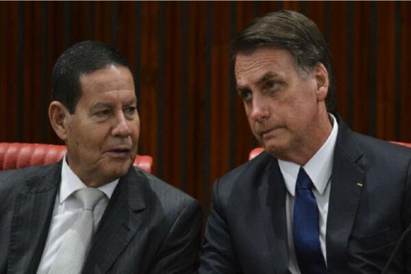 "Sem comentários", diz Mourão após fala de Jair Bolsonaro sobre ele