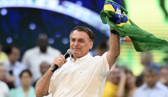 Presidente Bolsonaro é ovacionado ao participar de Marcha Para Jesus durante motociata em Recife