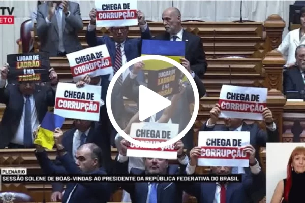 Deputados portugueses protestam com cartazes contra corrupção e bandeiras da Ucrânia contra a presença de Lula em sessão solene