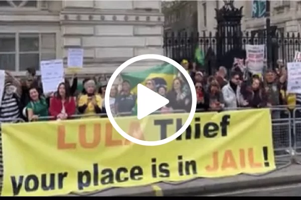 Urgente: Lula é recebido em Londres por protestos contra o petista